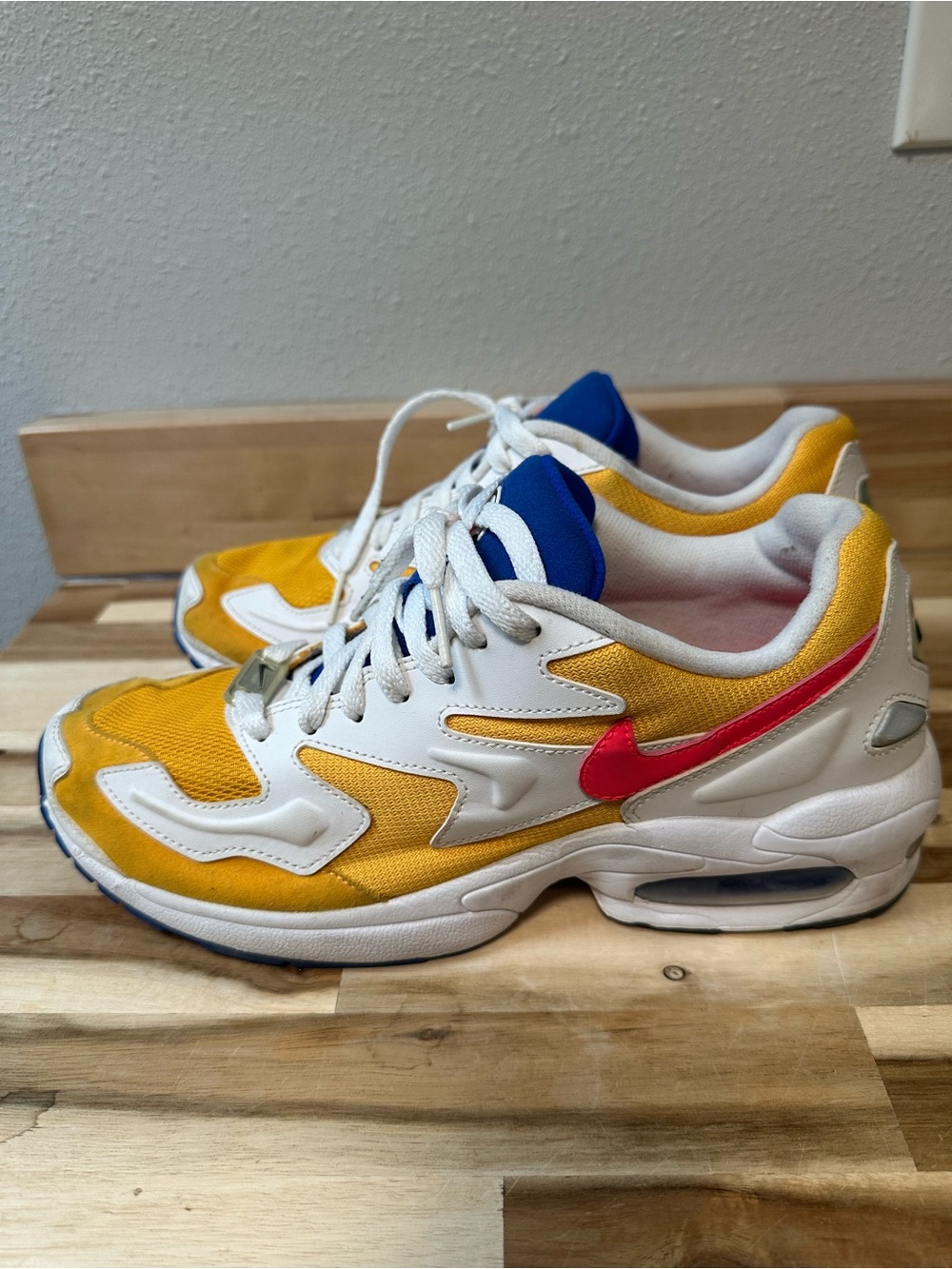 Nike Air Max2 Light in the University Gold / Flash Crimson